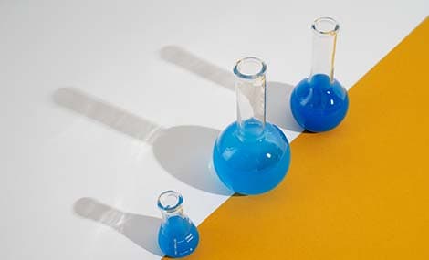 2025 Regulatorische Einblicke: Wichtige Aktualisierungen zur Chemikalien-Compliance in Europa und den USA